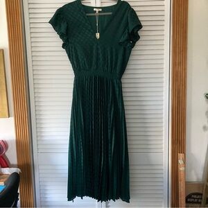 Max studio polka pleaded satin dress NEW with tag
Elegant Green Pleated Dress